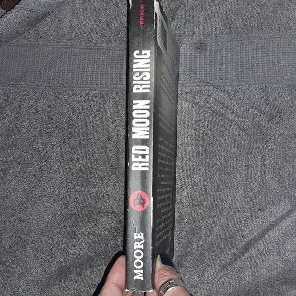 Peter? Moore Red Moon Rising paperback book. Great condition! - Picture 2 of 3